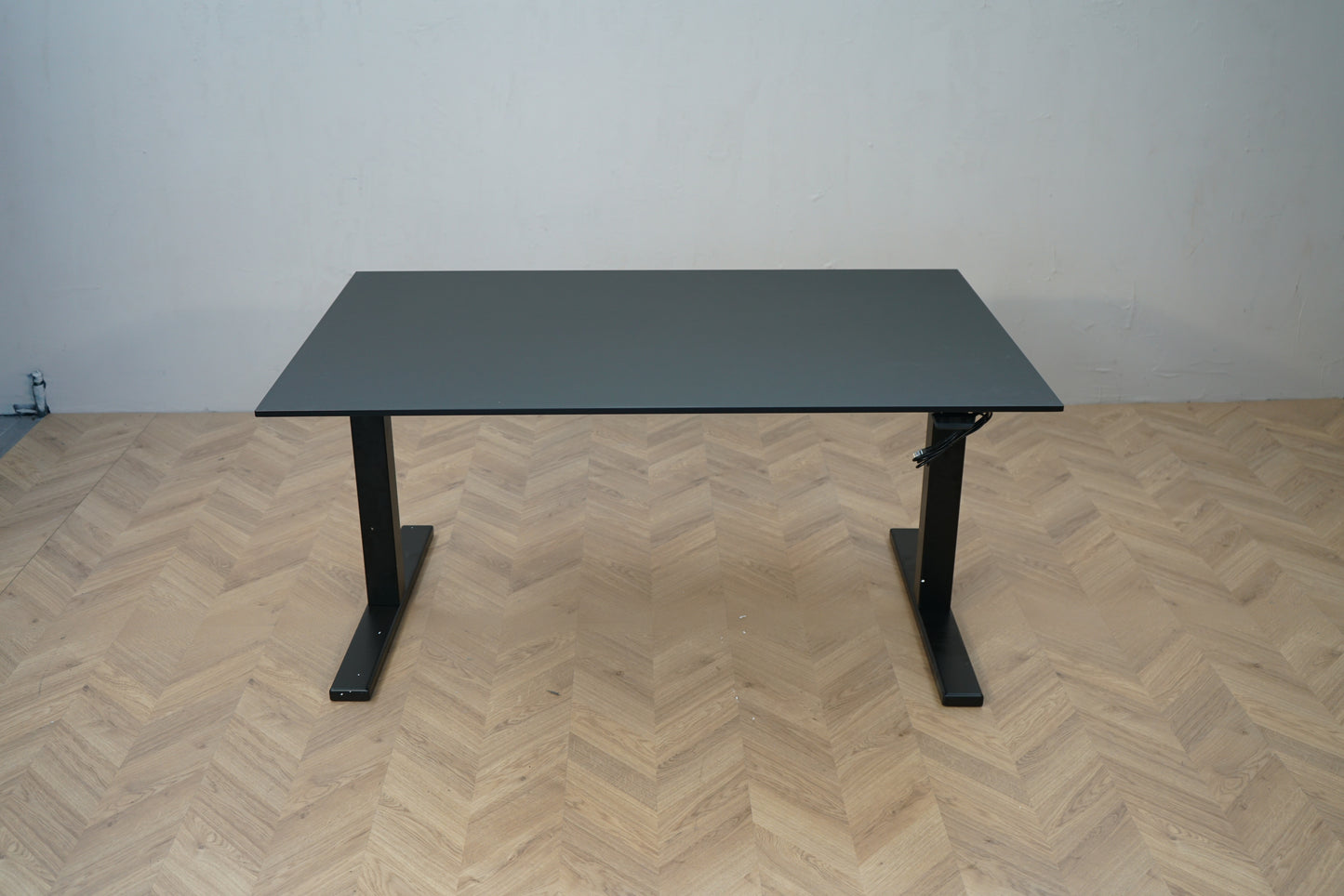 Paustian hæve-sænkebord 140x90 cm med sort linoleumsbordplade set forfra