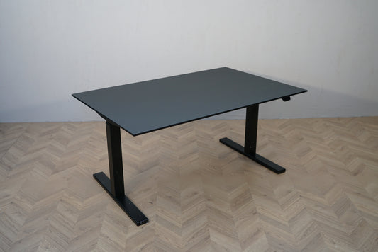 Paustian hæve-sænkebord 140x90 cm med sort linoleum og sort stel set fra skrå vinkel.