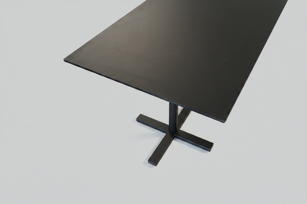 Detaljebillede af Paustian konferencebord med sort linoleumsbordplade og sort stel