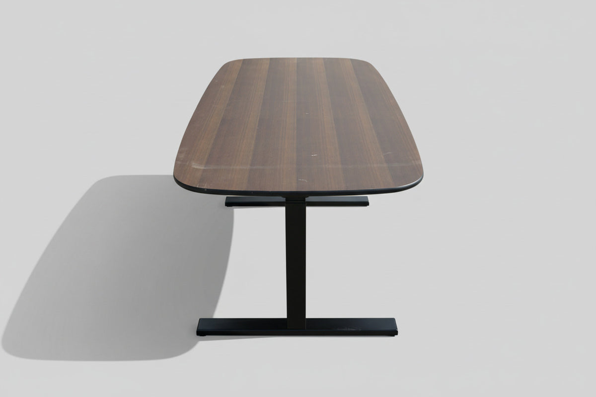 Paustian konferencebord 180x90 cm med valnøddefineret bordplade og sort stel – set fra siden