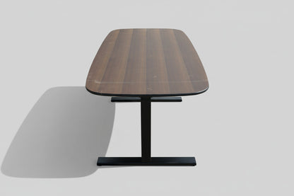 Paustian konferencebord 180x90 cm med valnøddefineret bordplade og sort stel – set fra siden