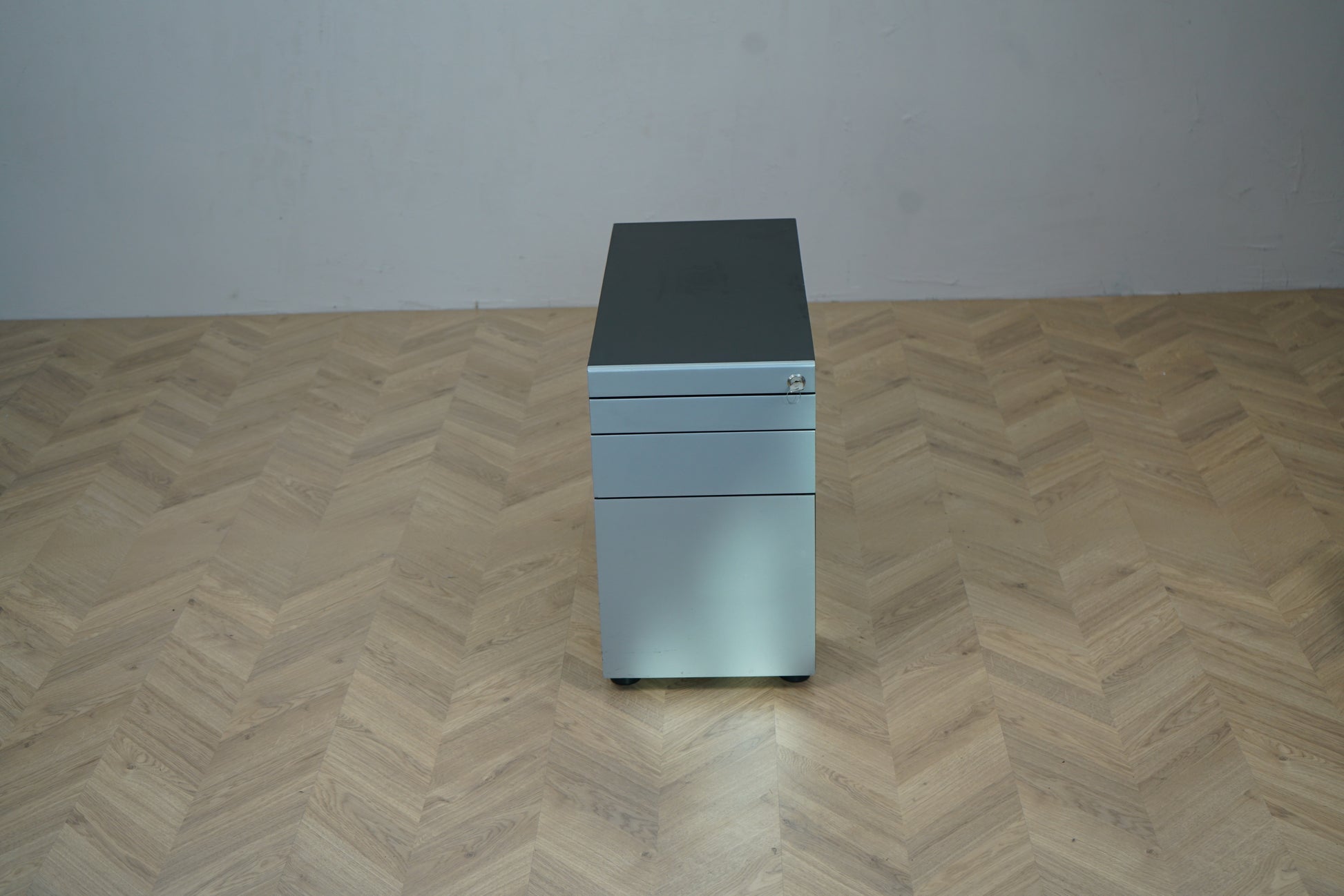 Paustian skuffekassette i antracitgrå med metallic front set ovenfra