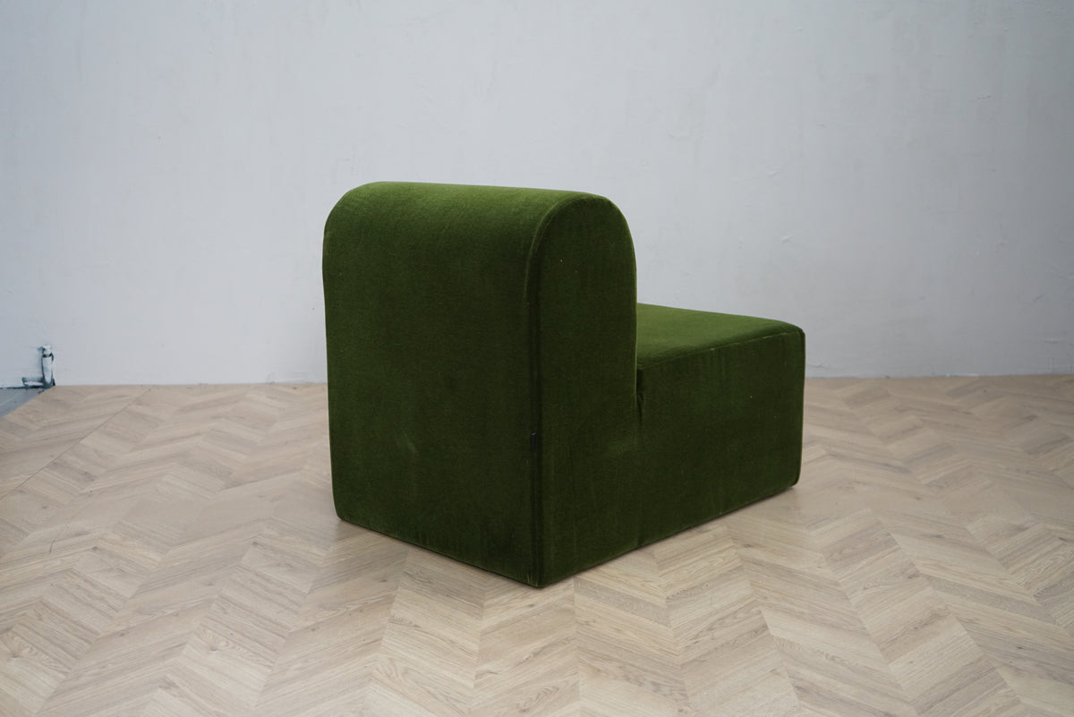 Paustian grøn velour sofa med afrundet ryglæn set bagfra