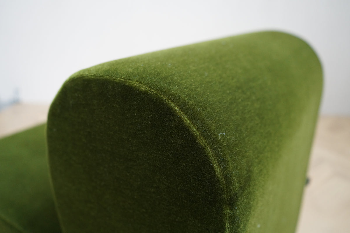 Close up af Paustian sofa i grøn velour med blødt afrundet ryglæn