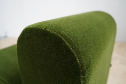 Close up af Paustian sofa i grøn velour med blødt afrundet ryglæn