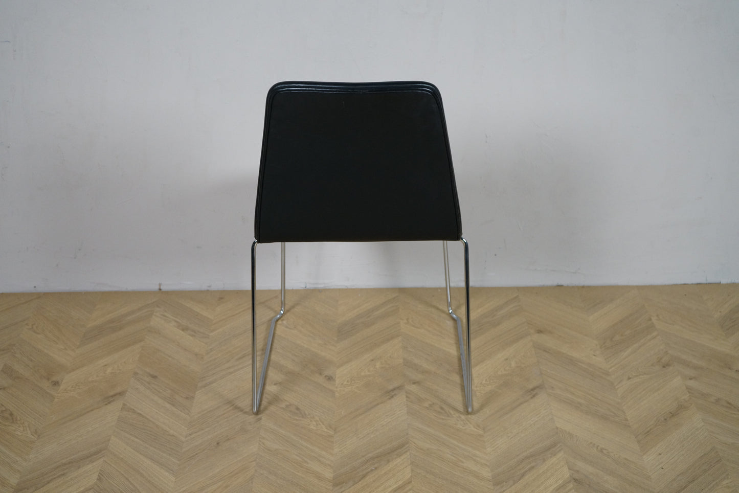 Paustian Spinal 44 konferencestol set bagfra med sort læderryg og stilrent krom stel.