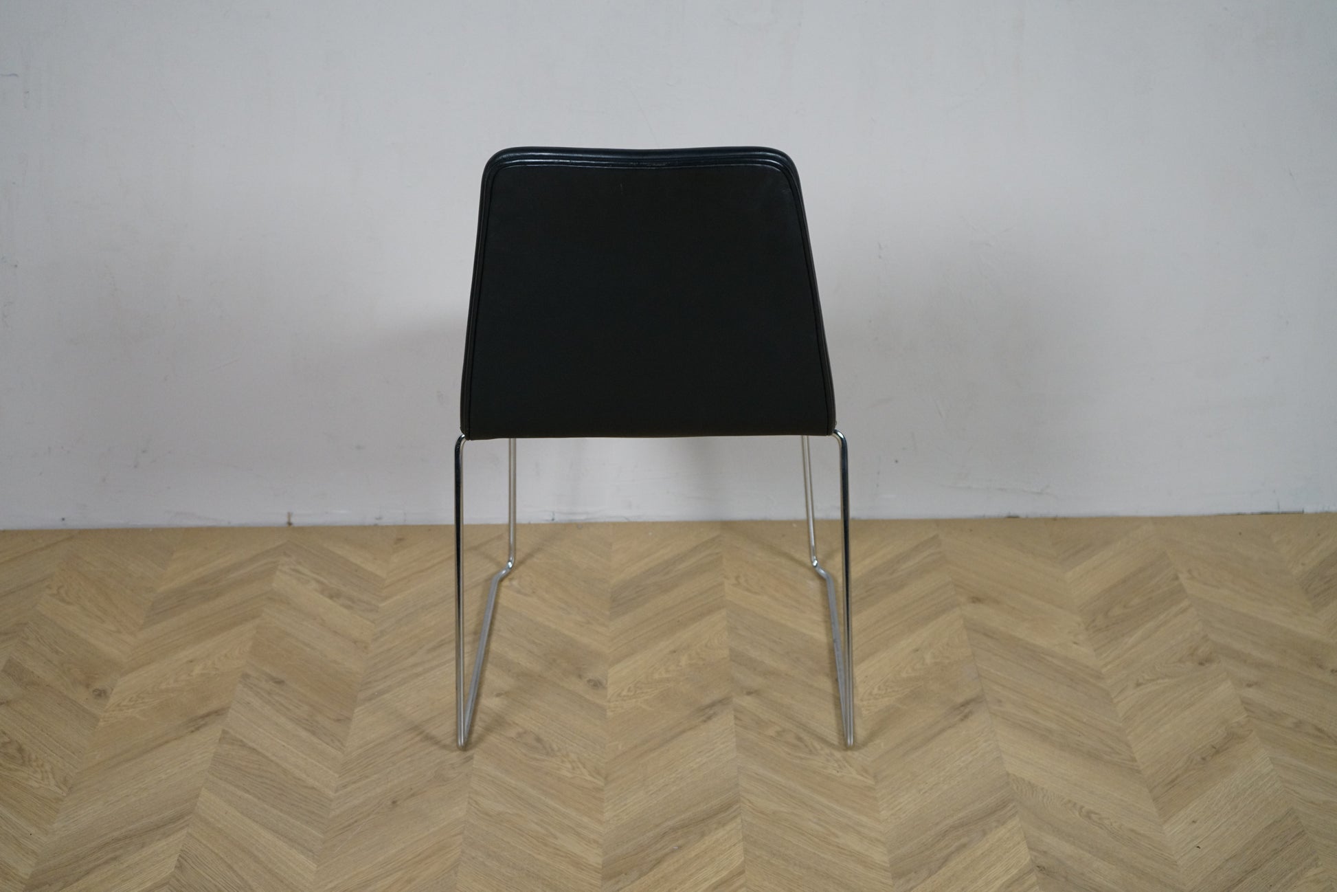 Paustian Spinal 44 konferencestol set bagfra med sort læderryg og stilrent krom stel.