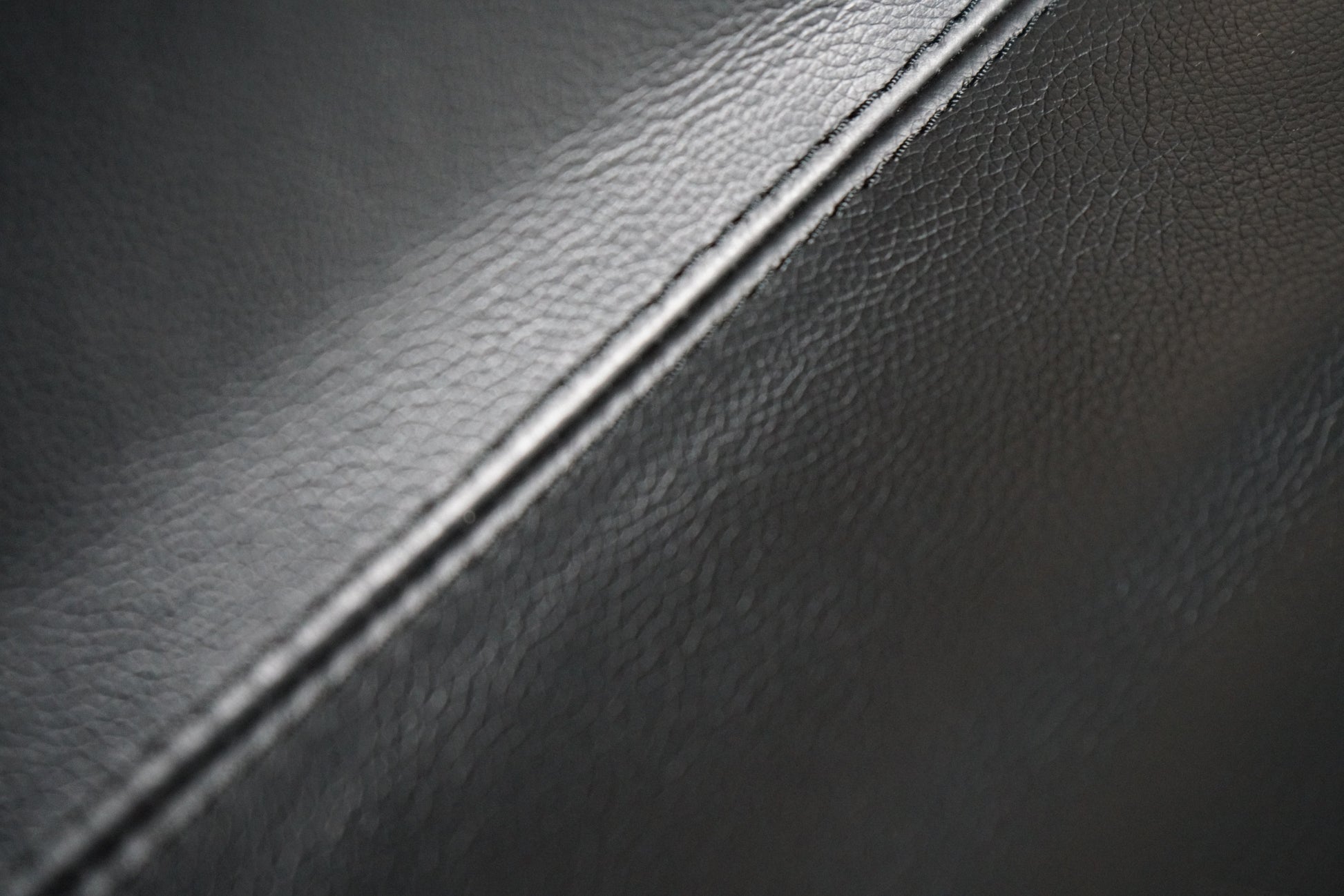 Close-up af sort læderpolstring og detaljer på Paustian Spinal 44 konferencestol.