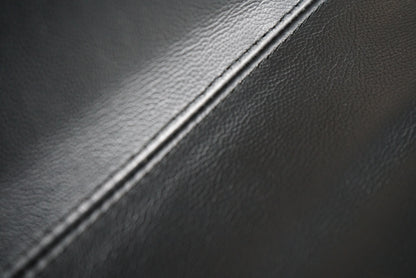 Close-up af sort læderpolstring og detaljer på Paustian Spinal 44 konferencestol.