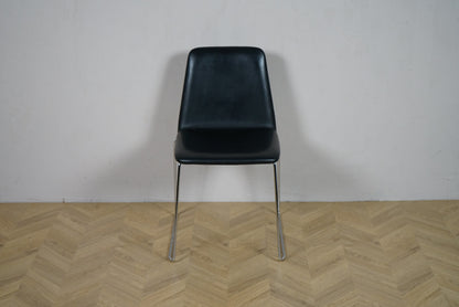 Paustian Spinal 44 konferencestol i sort læder set forfra med krom stel og elegant design.