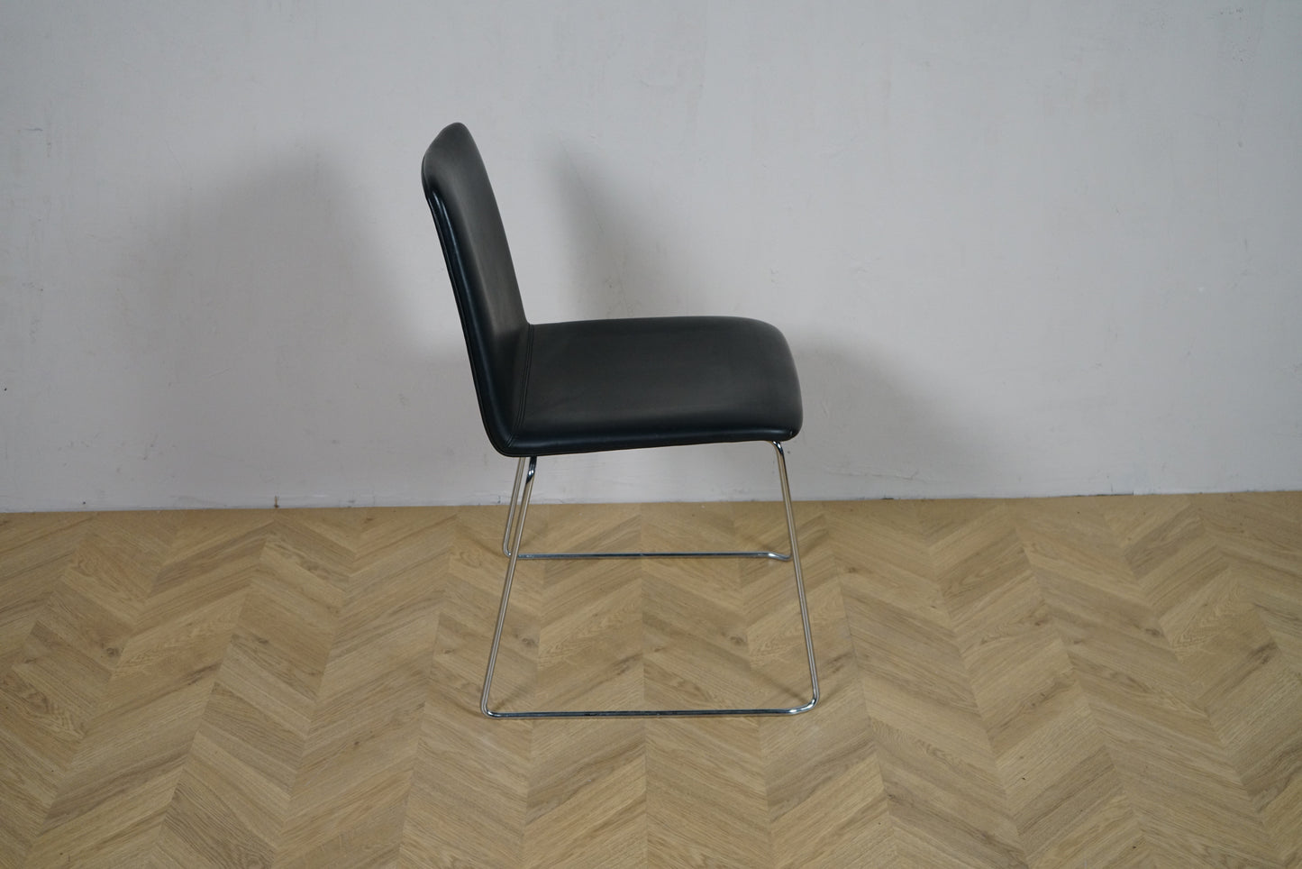 Paustian Spinal 44 konferencestol set fra siden med krom stel og ergonomisk form.