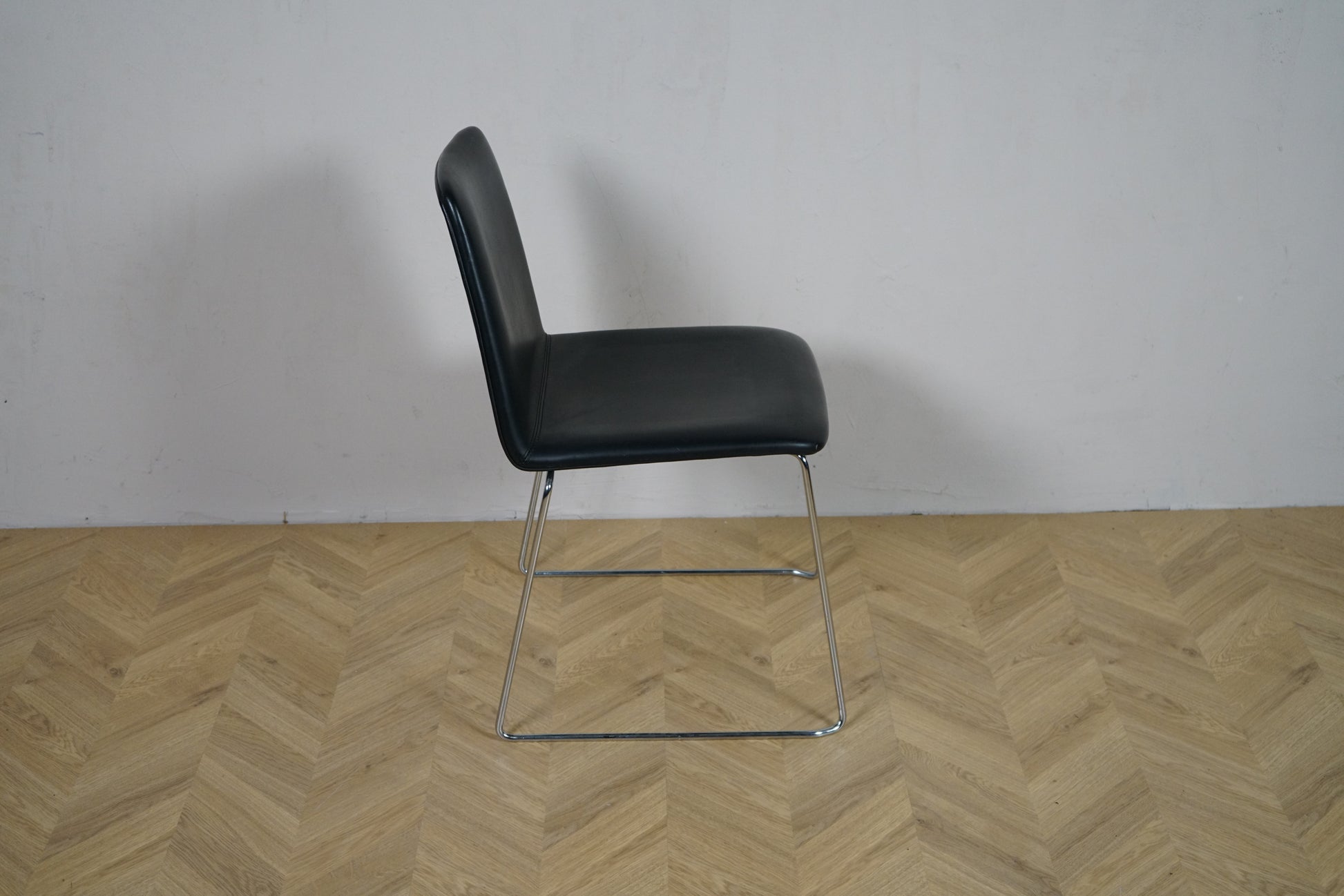 Paustian Spinal 44 konferencestol set fra siden med krom stel og ergonomisk form.