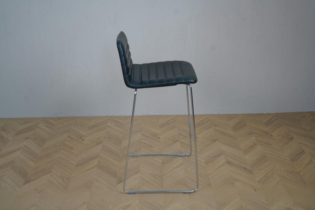 Sidevisning af Paustian Spinal Chair 44 – sort højstol med minimalistisk stel og 76 cm sædehøjde