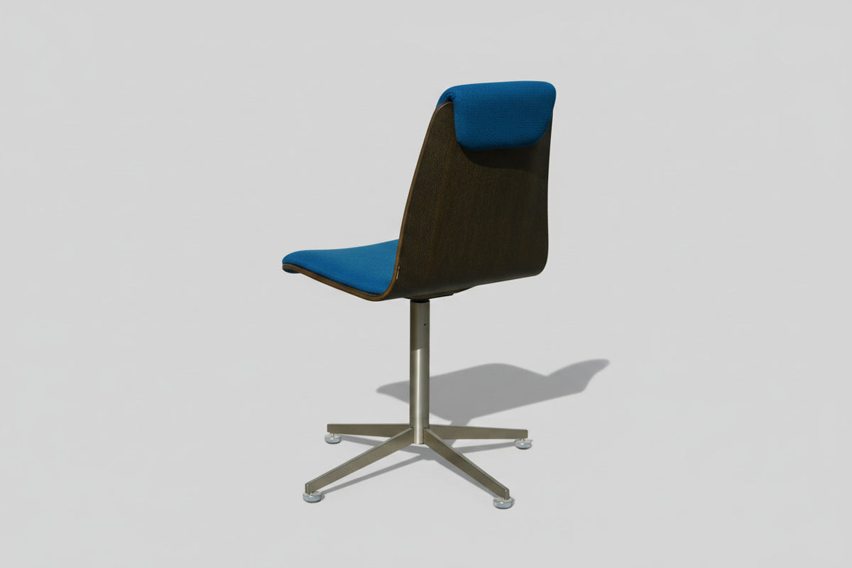 Paustian Spinal Chair konferencestol med mørk træbagside – set bagfra