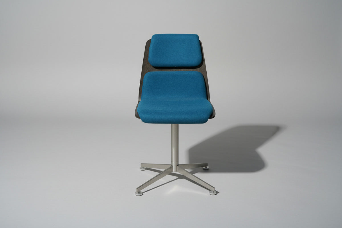 Paustian Spinal Chair turkis polstret mødestol designet af Paul Leroy – set forfra