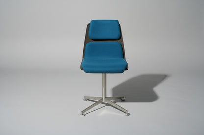 Paustian Spinal Chair turkis polstret mødestol designet af Paul Leroy – set forfra