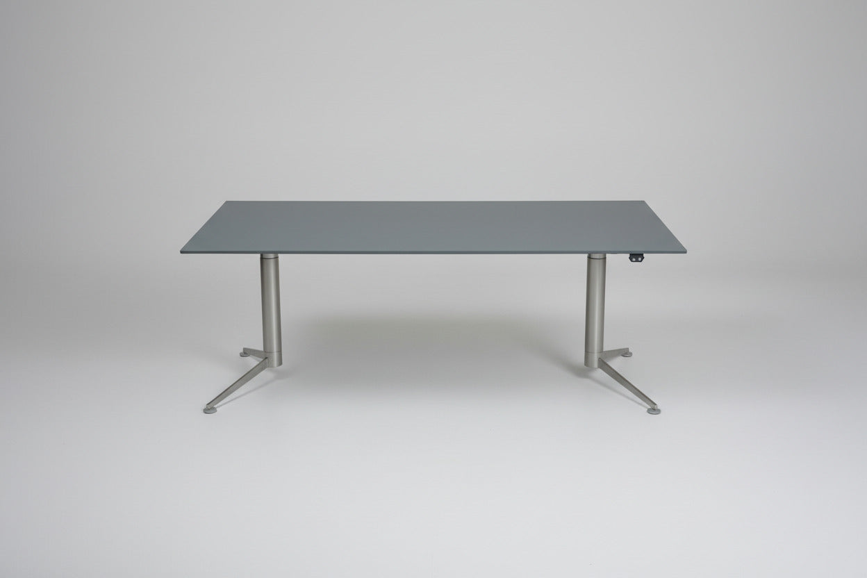 Paustian Spinal hæve-sænkebord 180x90 cm med lysegrå linoleum og rustfrit stål stel – set forfra