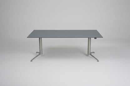 Paustian Spinal hæve-sænkebord 180x90 cm med lysegrå linoleum og rustfrit stål stel – set forfra