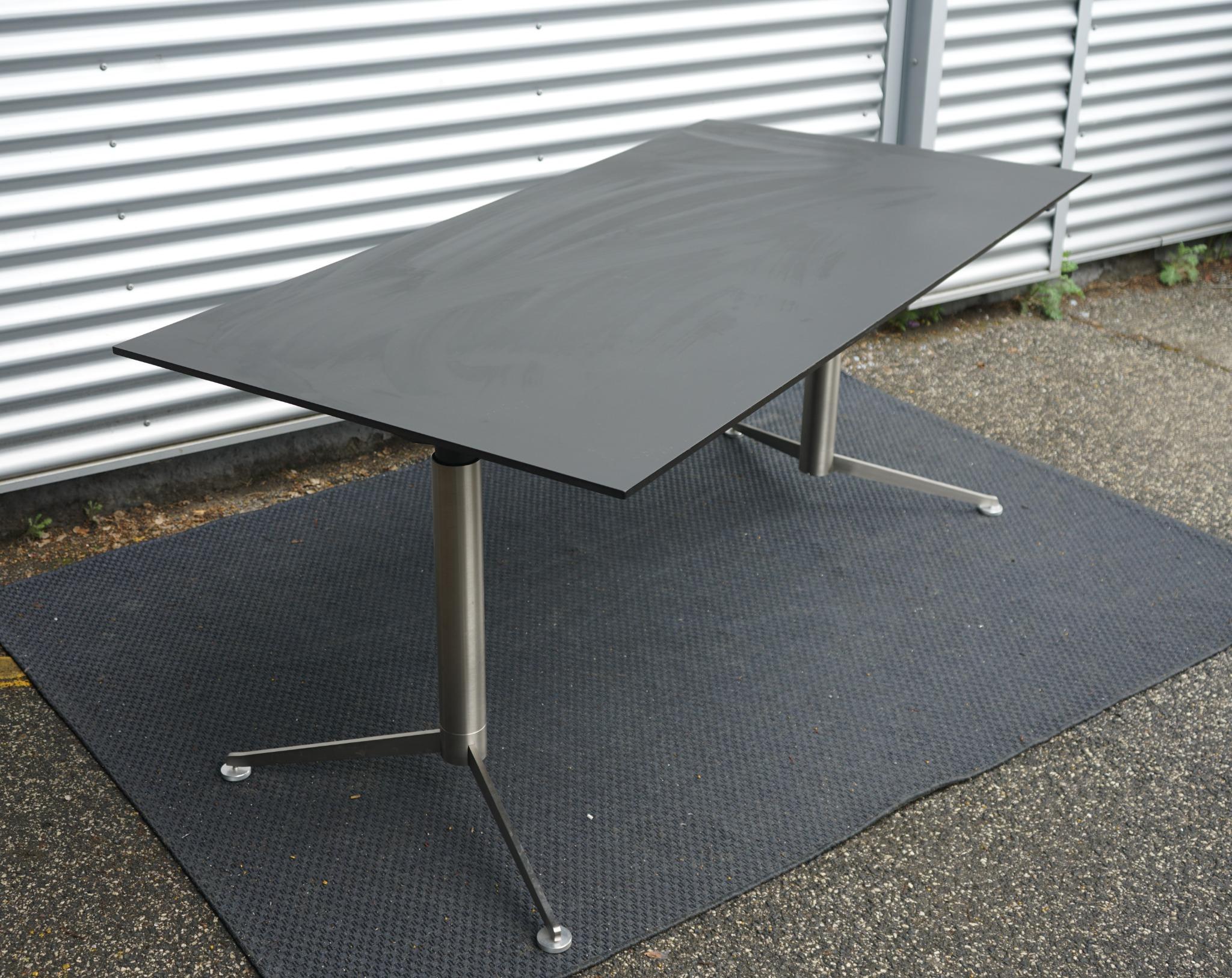 Paustian Spinal hæve sænkebord 180x90 cm i sort linoleum – set fra skrå vinkel