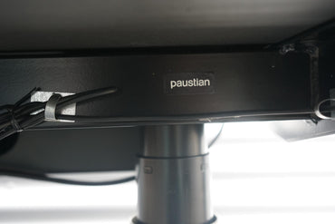 Detalje af undersiden på Paustian Spinal hæve sænkebord – visning af kabelbakke og konstruktion