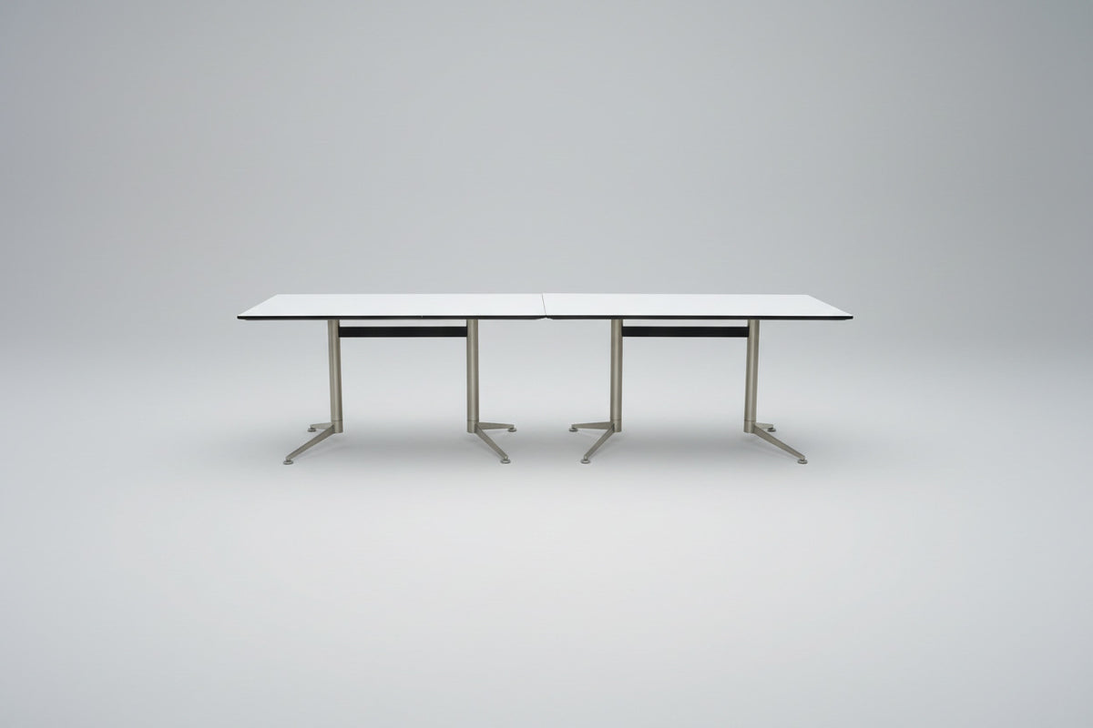 Paustian Spinal mødebord 400x90 cm med hvid laminatplade og børstet stålstel set forfra