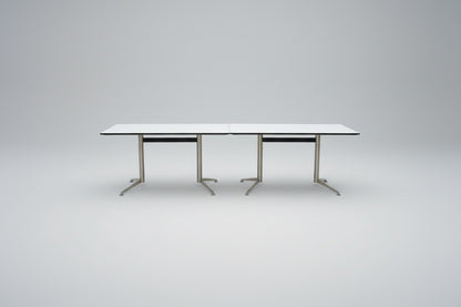 Paustian Spinal mødebord 400x90 cm med hvid laminatplade og børstet stålstel set forfra