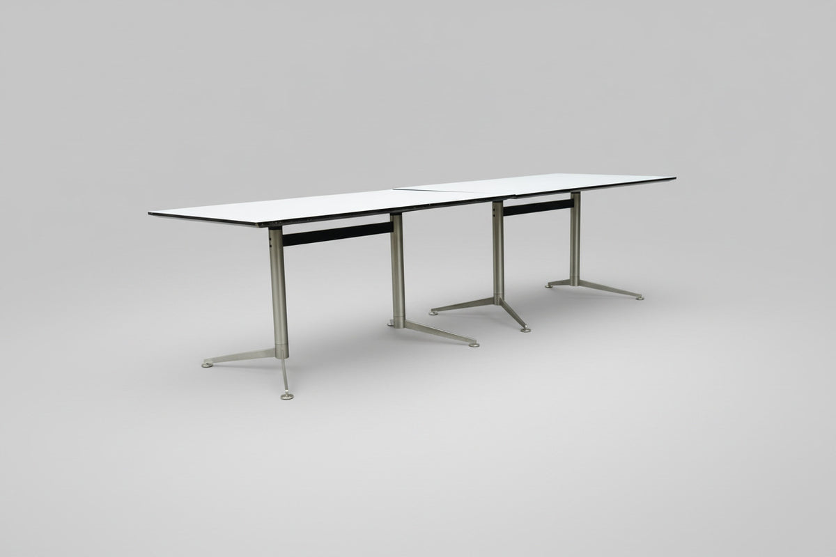 Paustian Spinal konferencebord 400x90 cm set nedenfra med stel i børstet stål