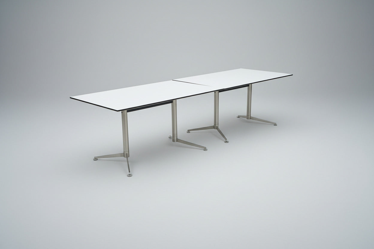 Paustian Spinal konferencebord 400x90 cm i hvid laminat med stel i børstet stål set skråt
