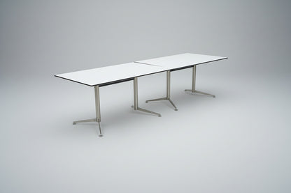 Paustian Spinal konferencebord 400x90 cm i hvid laminat med stel i børstet stål set skråt