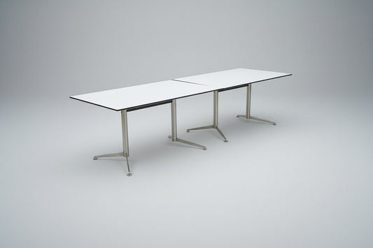 Paustian Spinal konferencebord 400x90 cm i hvid laminat med stel i børstet stål set skråt