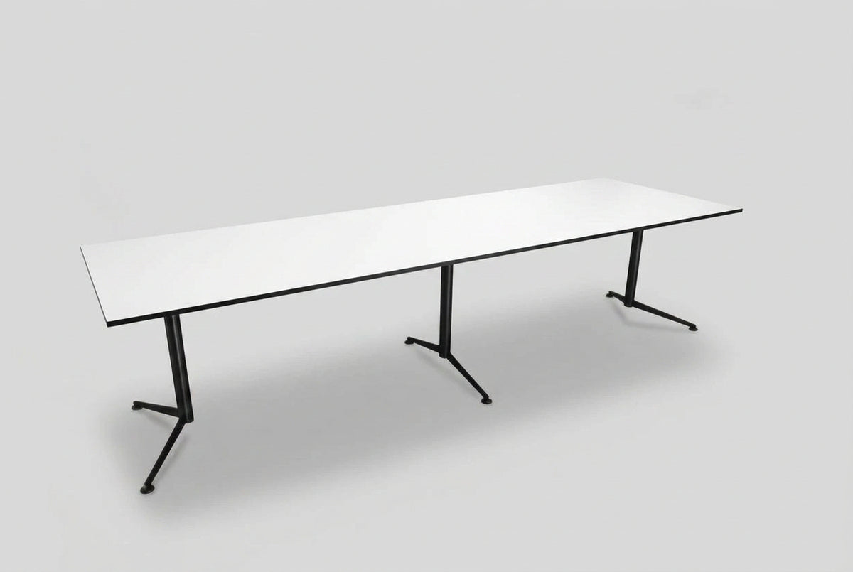 Paustian Spinal bord i hvid laminat 280x90 cm set forfra fra skrå vinkel – elegant mødebord med krom stel