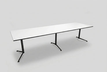 Paustian Spinal bord i hvid laminat 280x90 cm set forfra fra skrå vinkel – elegant mødebord med krom stel