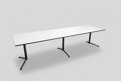 Paustian Spinal bord i hvid laminat 280x90 cm set forfra fra skrå vinkel – elegant mødebord med krom stel