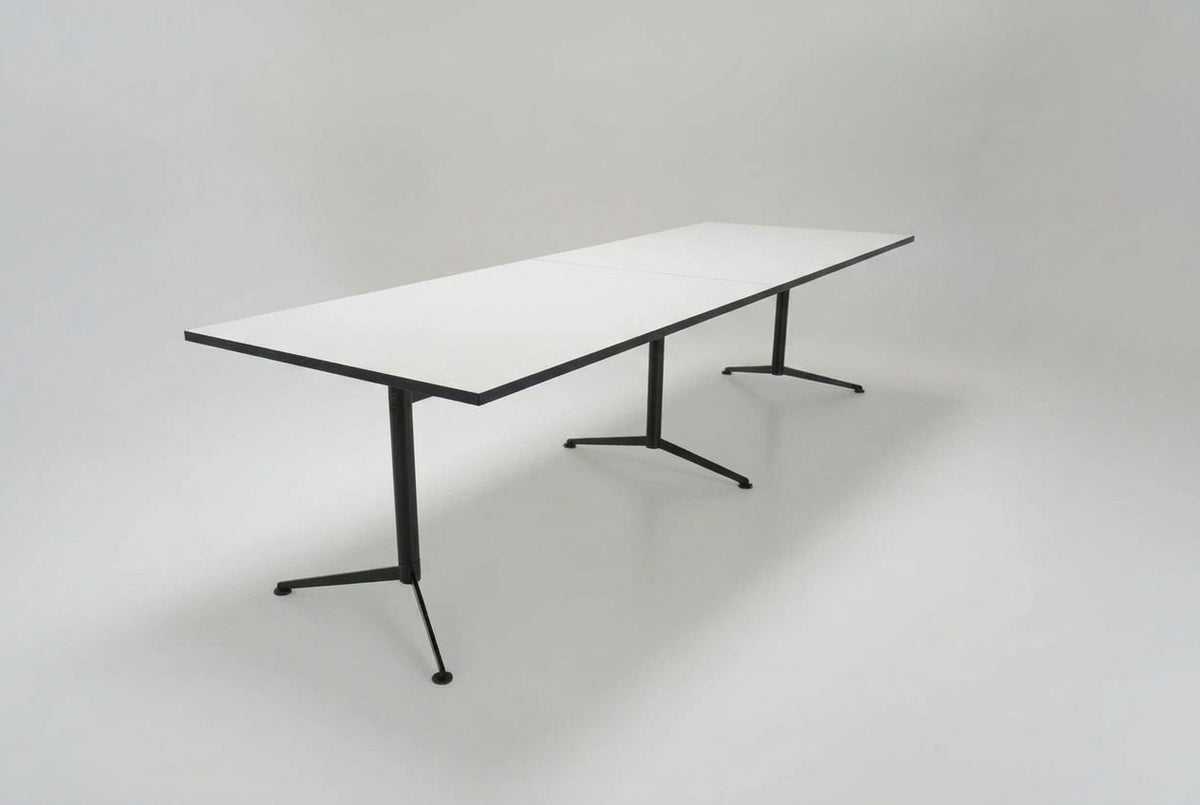 Paustian Spinal konferencebord 280x90 cm i hvid laminat med krom stel set fra skrå vinkel