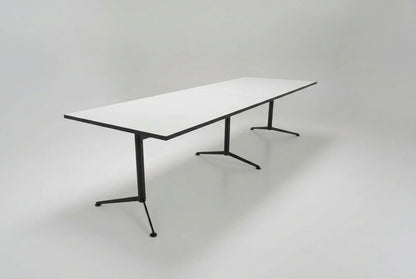Paustian Spinal konferencebord 280x90 cm i hvid laminat med krom stel set fra skrå vinkel
