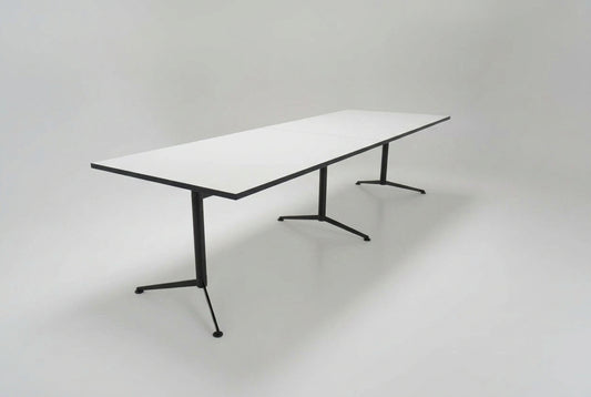Paustian Spinal konferencebord 280x90 cm i hvid laminat med krom stel set fra skrå vinkel