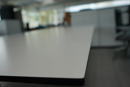 Close-up af Paustian Spinal bordplade i hvid laminat – elegant og slidstærkt konferencebord