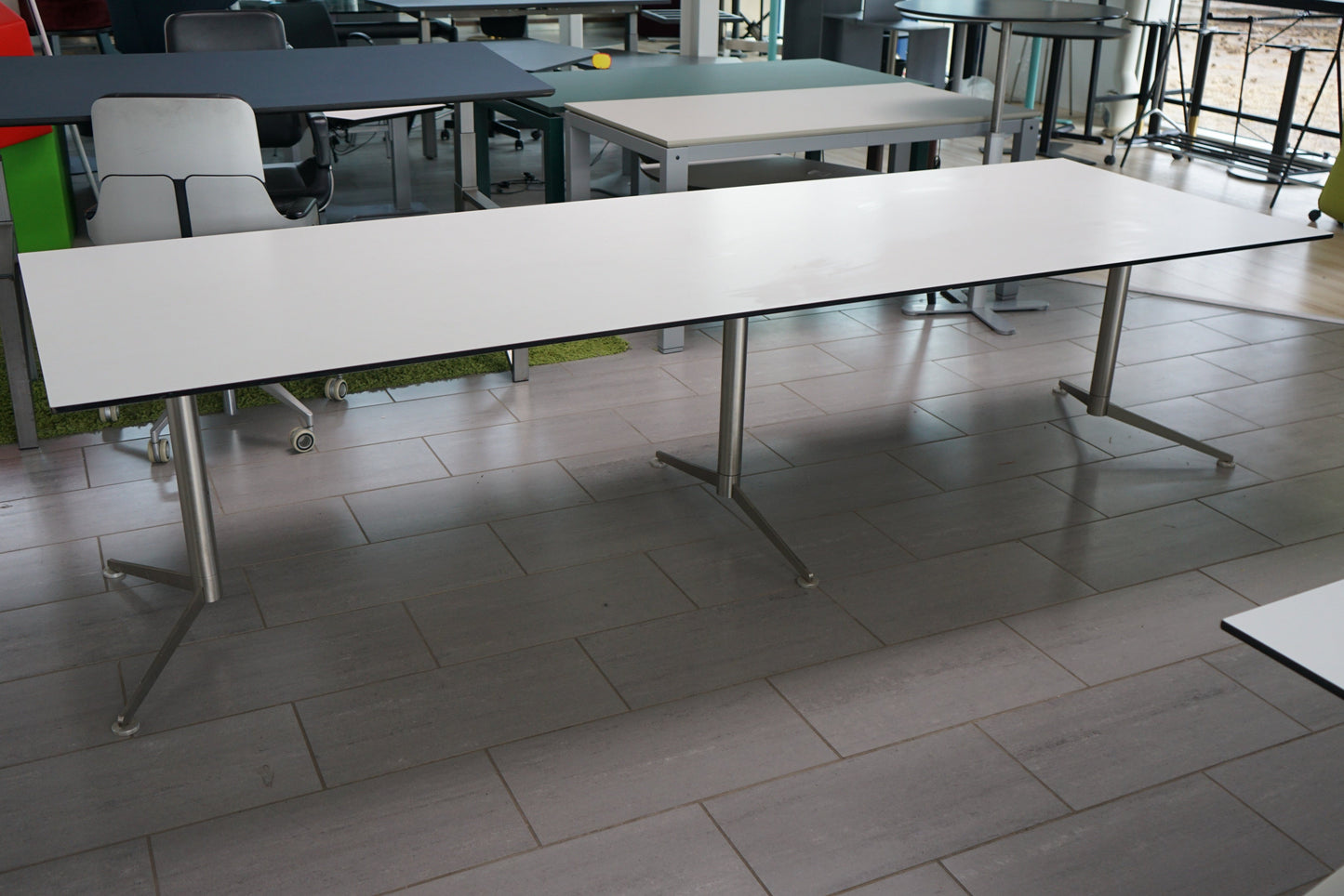 Paustian Spinal bord i hvid laminat 300x100 cm set forfra fra skrå vinkel – elegant mødebord med krom stel