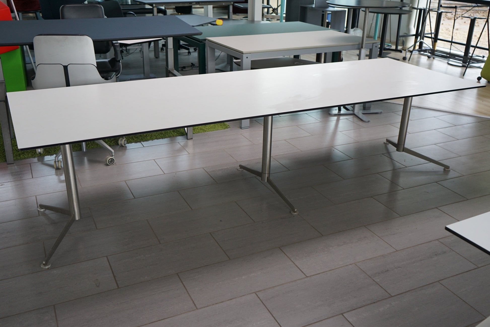 Paustian Spinal bord i hvid laminat 300x100 cm set forfra fra skrå vinkel – elegant mødebord med krom stel