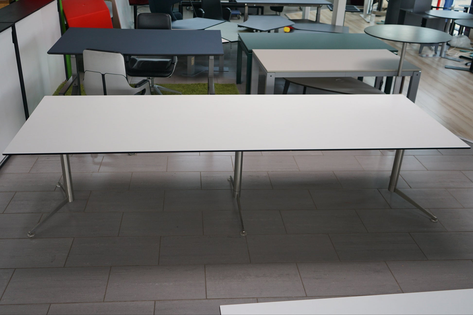 Paustian Spinal konferencebord 300x100 cm set lige forfra – moderne hvidt mødebord med krom stel