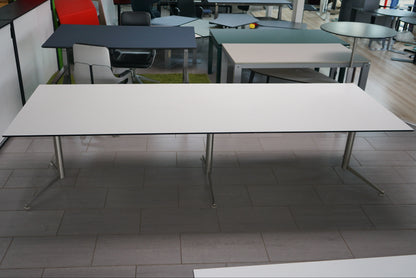 Paustian Spinal konferencebord 300x100 cm set lige forfra – moderne hvidt mødebord med krom stel