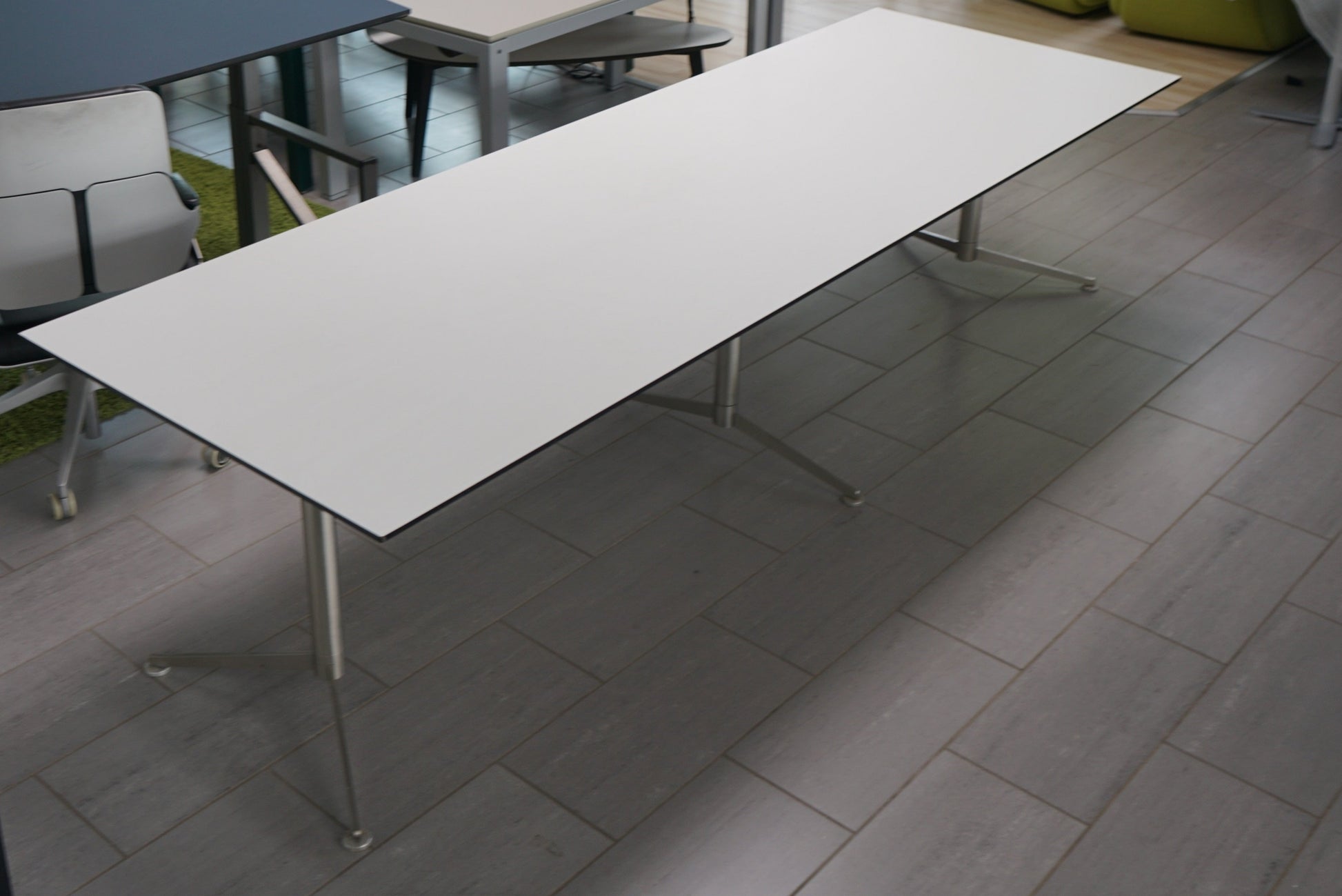 Paustian Spinal konferencebord i hvid laminat set ovenfra – stort rektangulært bord 300x100 cm