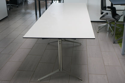 Paustian Spinal konferencebord 300x100 cm set fra siden – hvid laminat bordplade og krom stel
