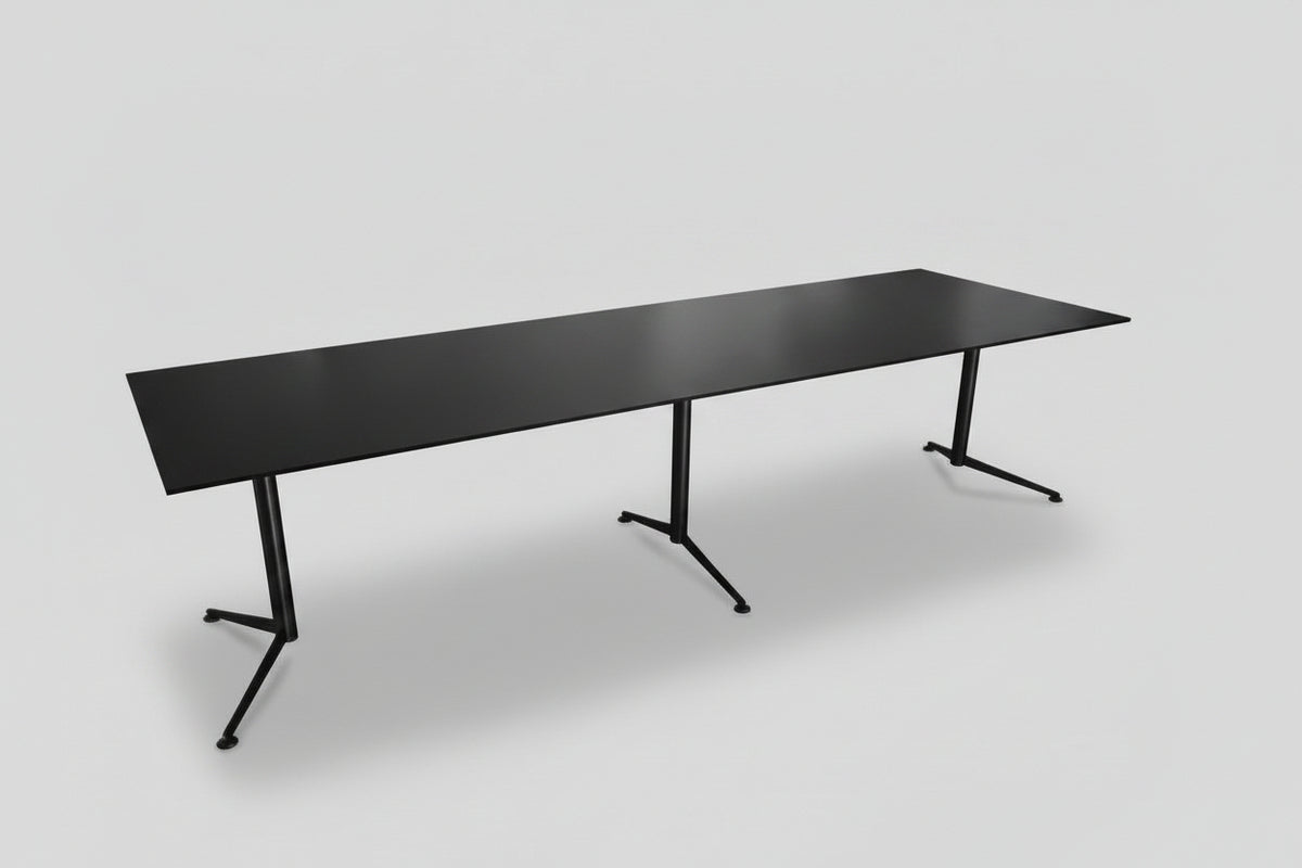 Paustian Spinal bord i hvid laminat 310x110 cm set forfra fra skrå vinkel – elegant mødebord med krom stel
