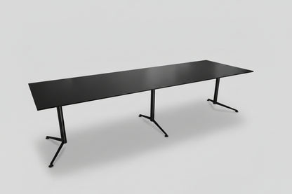 Paustian Spinal bord i hvid laminat 310x110 cm set forfra fra skrå vinkel – elegant mødebord med krom stel