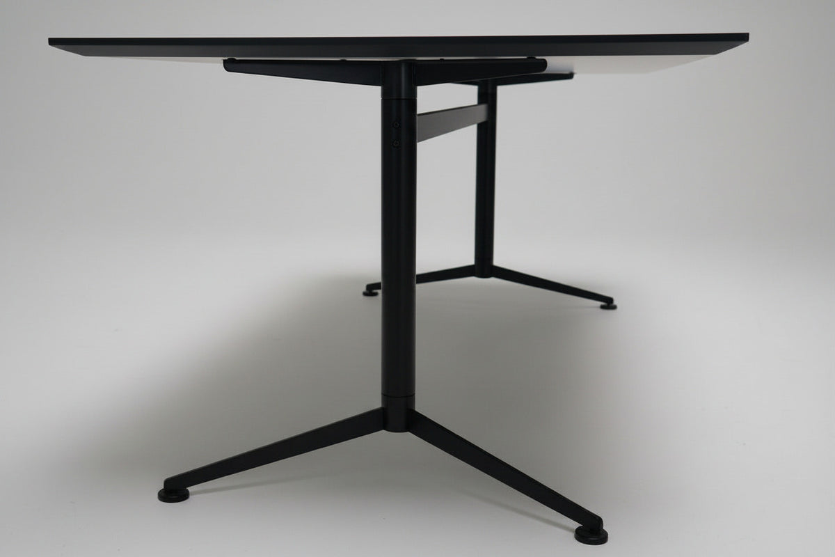 Detalje af Paustian Spinal konferencebord 310x110 cm set fra siden nedefra – solidt krom stel
