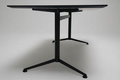 Detalje af Paustian Spinal konferencebord 310x110 cm set fra siden nedefra – solidt krom stel