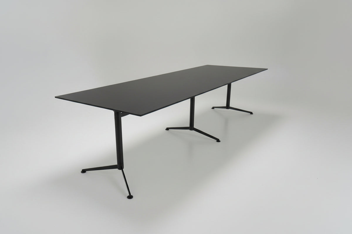 Paustian Spinal konferencebord 310x110 cm i hvid laminat med krom stel set fra skrå vinkel