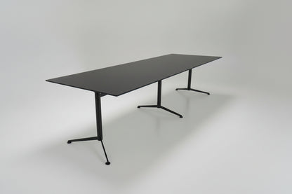 Paustian Spinal konferencebord 310x110 cm i hvid laminat med krom stel set fra skrå vinkel