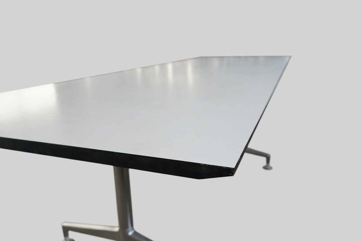 Close up af Spinal konferencebordets hvide laminatbordplade med sort kant